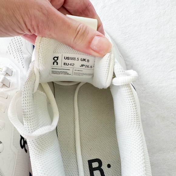 On ‘The Roger’ Pro M white - Picture 8 of 12